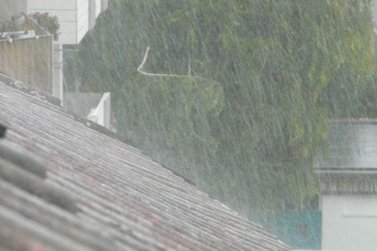 Intenzív esőzés várható a Balatonnál, villámárvizek is kialakulhatnak
