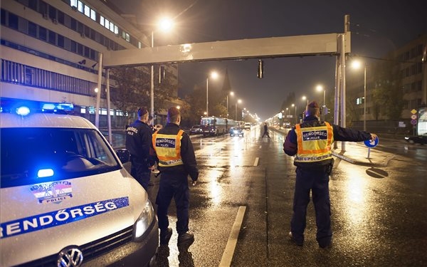 Bomba az Orczy parknál - Megkezdték a robbanószerkezet hatástalanítását