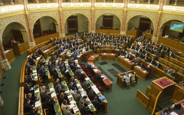 A kormány tagjait kérdezik hétfőn a parlamentben 