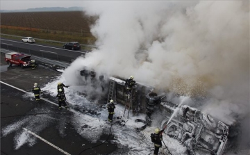 Felborult és kiégett egy kamion az M7-es zalai szakaszán