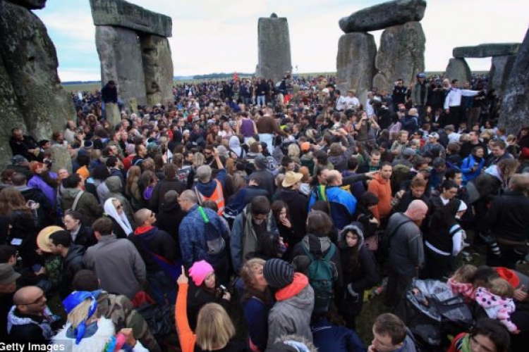 Tízezrek ünnepelték a nyári napfordulót Stonehenge ősi köveinél