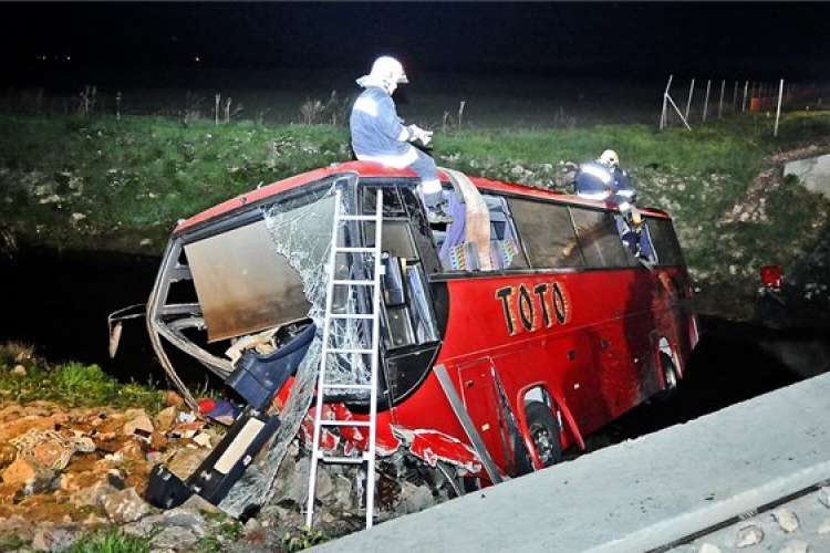 Buszbaleset az M1-esen - Valószínűleg elaludt a sofőr, rendőrségi vizsgálat indult