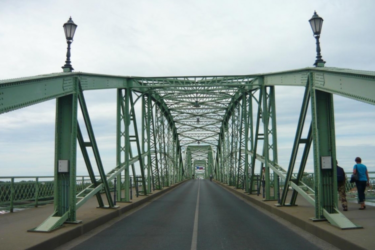 Megnyitották a Mária Valéria hídra vezető ut