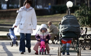 Az anyák ötödét nem veszik vissza a cégek