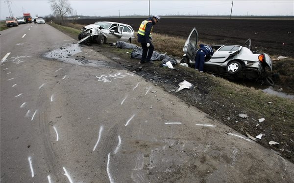 Ketten meghaltak egy balesetben a 32-es úton, Szolnok közelében