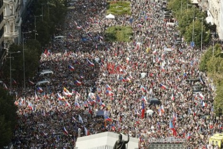 Ismét több tízezres tüntetés volt Prágában