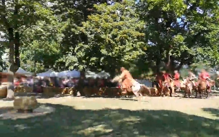 Elítélték a lovas íjászt, aki megsebesített egy nézőt Esztergomban