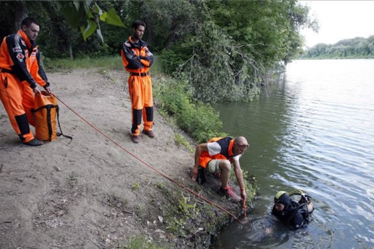 Megtalálták a Tiszába esett horgász holttestét