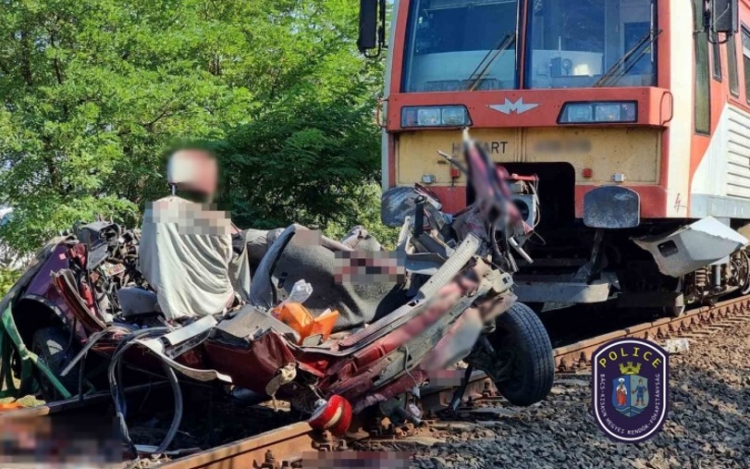Tragédia! Heten haltak meg egy vasúti átjáróban
