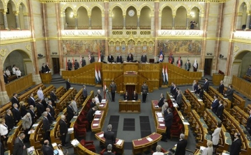 Az állami tisztviselők új illetményrendszeréről szavaz a parlament