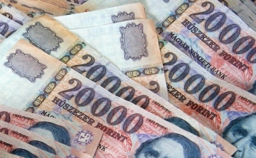 A minimálbér 161 000 forintra, a garantált bérminimum 210 600 forintra nő
