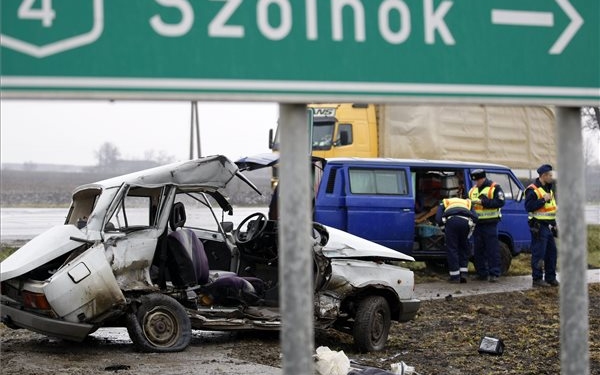 Halálos baleset történt a 4-es főút fegyverneki szakaszán