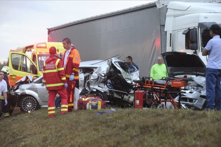 Tömegbaleset - Kórházak: több sérült életveszélyes állapotban van