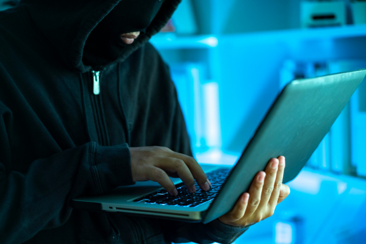 Megtévesztő ajánlatokkal csaphatják be a kiberbűnözők a nyaralni indulókat