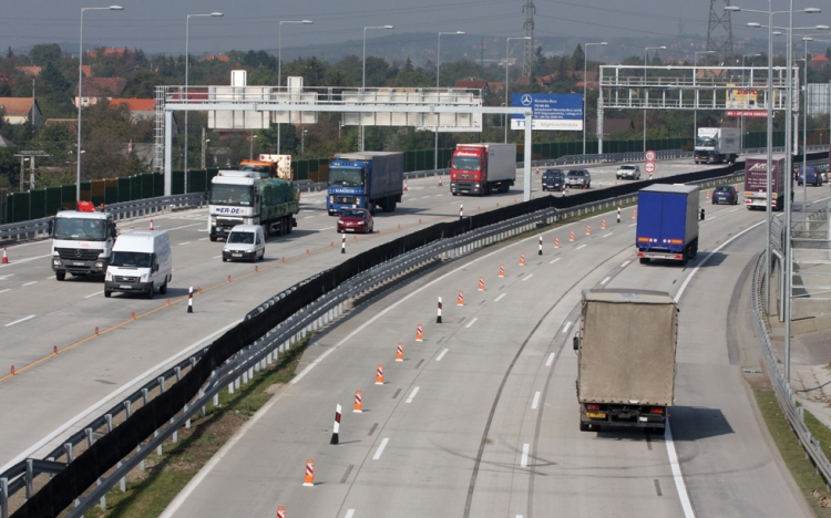 Ellenőrzik a rakományrögzítést és a veszélyes áru szállítókat