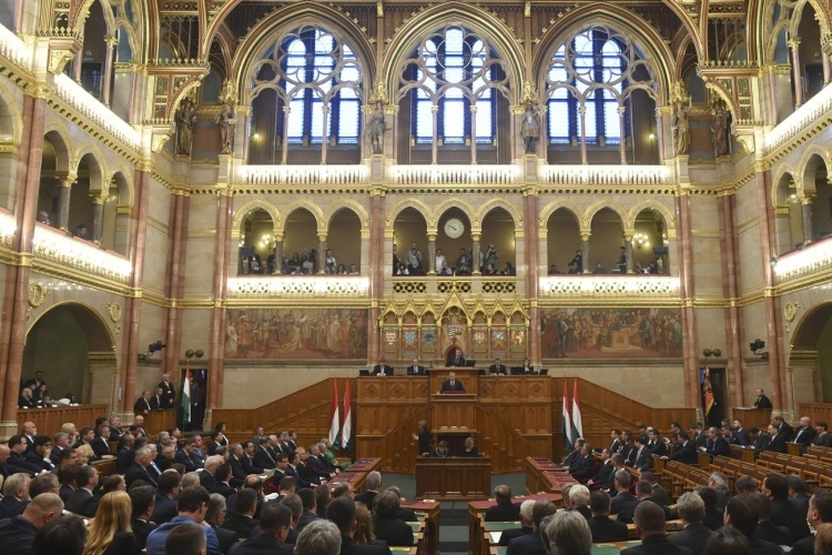 A veszélyhelyzet meghosszabbításáról dönt a parlament 