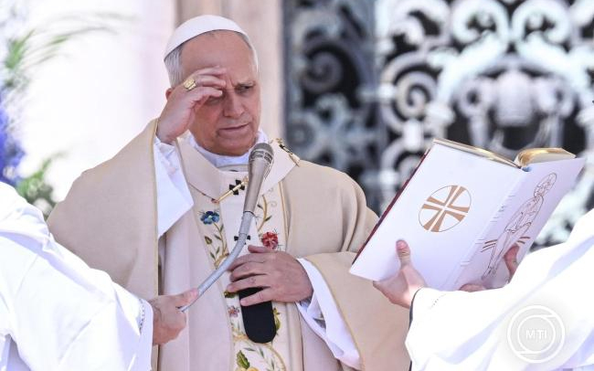 A XIV. Leó pápa vezette békevirrasztáson a kontinensek képviselői békefényt gyújtanak meg