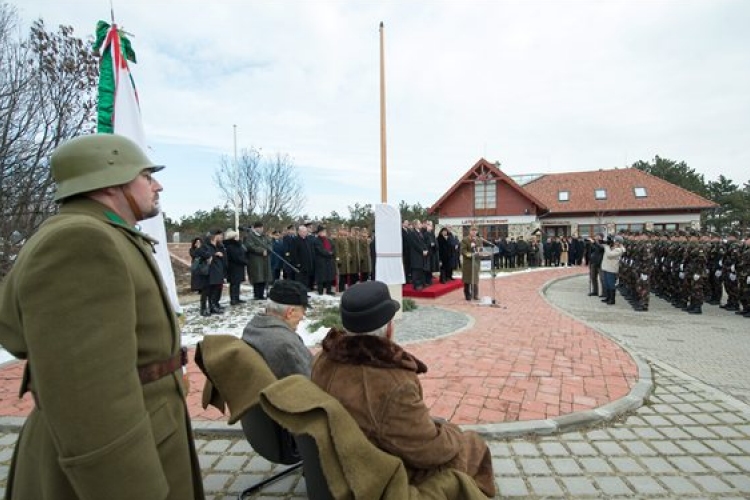 Doni megemlékezések - Felavatták a nemzeti emlékhelyet jelző oszlopot Pákozdon