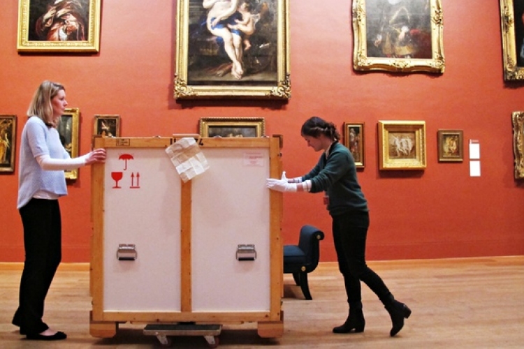 Mesterművek közé rejtett hamisítványt kell megtalálniuk egy londoni múzeum látogatóinak
