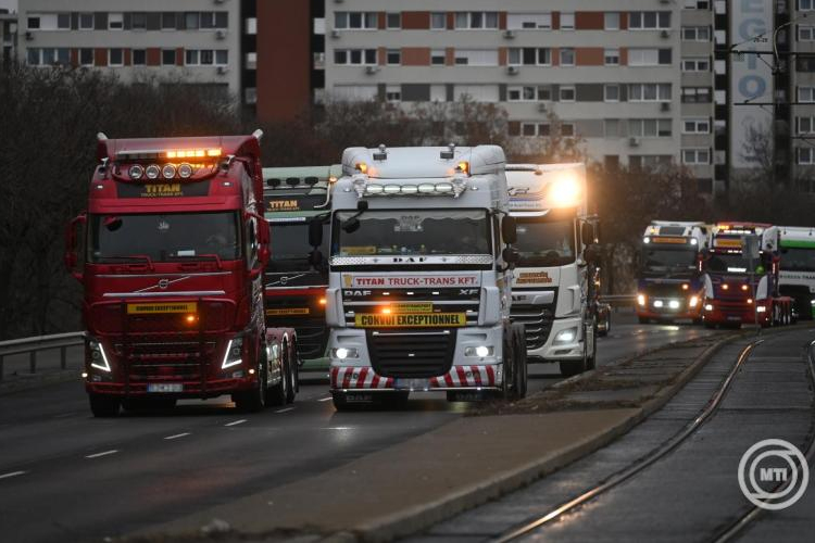 Fuvarozók tüntettek a tervezett útdíjemelés ellen Budapesten és környékén