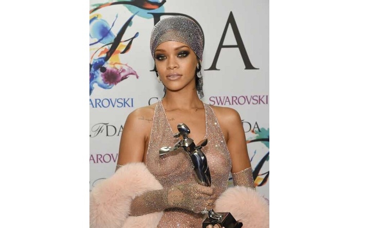Rihanna újabban pénzért veszi a pasikat