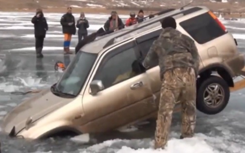Kézzel szedtek ki egy terepjárót a jég alól (videó)