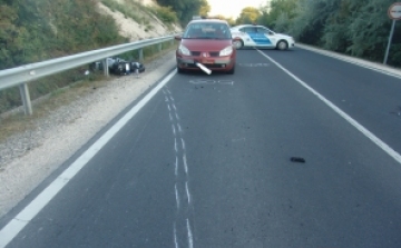 Takarásból kanyarodott az autós, nekiment a motoros.