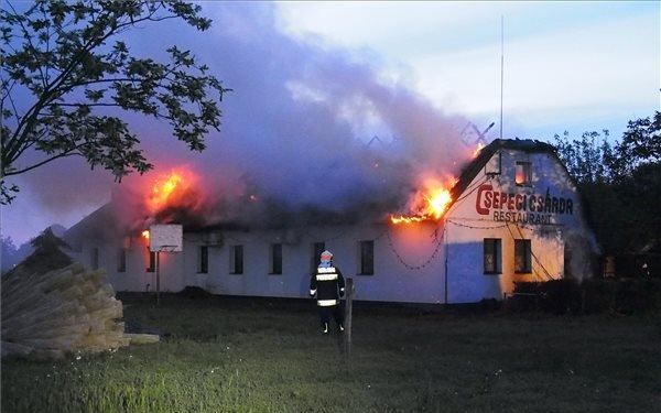 Egy nádfedeles csárda kigyulladt Kecskemét határában