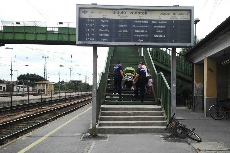 Segítő kezek a komáromi vasúti pályaudvaron