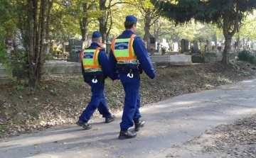 Rendőrök a temetőknél