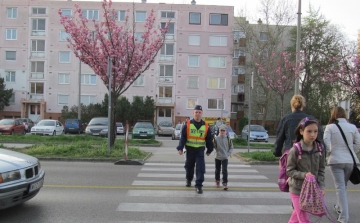 Rendőrök segítik a gyalogosok átkelését