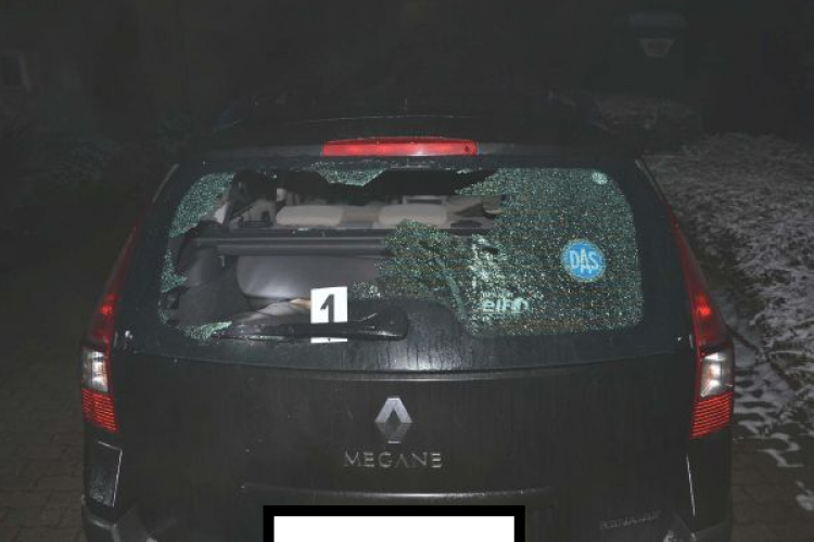 Autók szélvédőjét rúgta be a tatai férfi