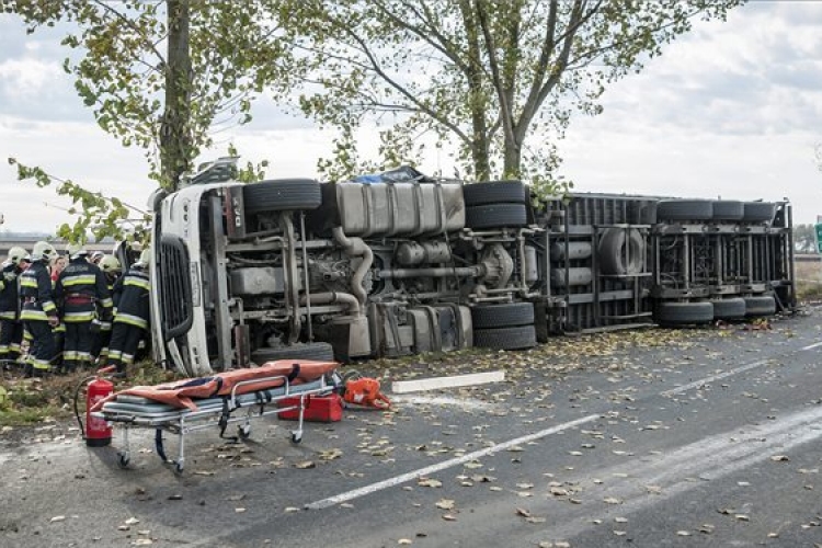 Árokba borult egy kamion a 4-es úton Debrecennél