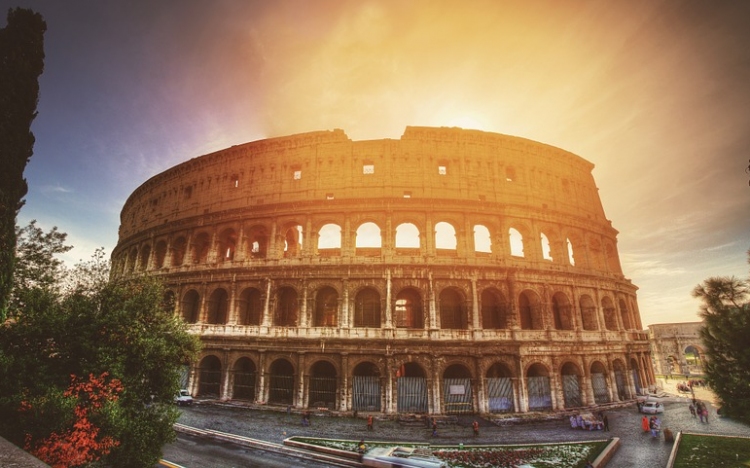 Megszigorítják a Colosseum őrzését, miután egy magyar turistát kaptak vandalizmuson