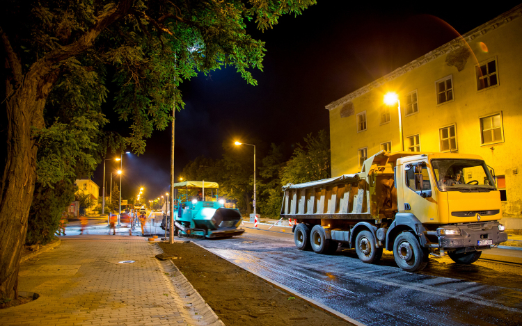 Éjszaka is aszfaltoztak