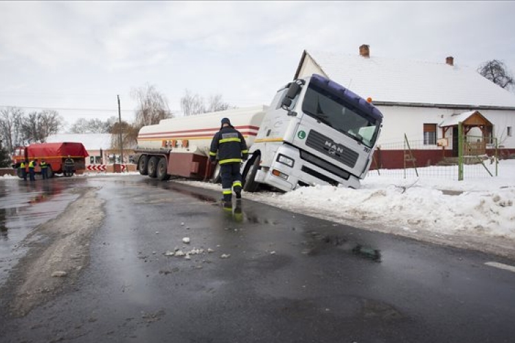 Árokba hajtott egy benzinszállító kamion Homokszentgyörgyön