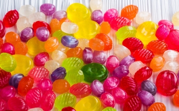 A megengedettnél több színezéket találtak egy gyerekeknek szánt cukorkában