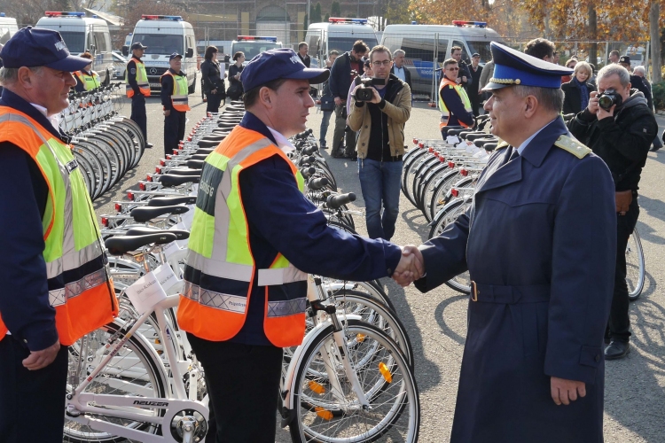 258 Neuzer kerékpárt adott át a polgárőrségnek az ORFK