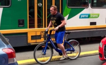 Rendőrök állították meg a sisak nélkül bicikliző Schwarzeneggert Ausztráliában