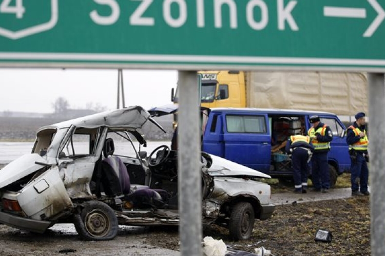 Halálos baleset történt a 4-es főút fegyverneki szakaszán