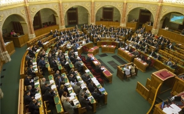 Országgyűlés: A 2017-es költségvetés és az alaptörvény változtatása is napirendre kerülhet 