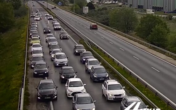 Több tucat autós állt neki tolatni az egyik magyar autópályán - Videó