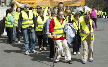 Fogyatékossággal élő emberek demonstráltak a Parlamentnél