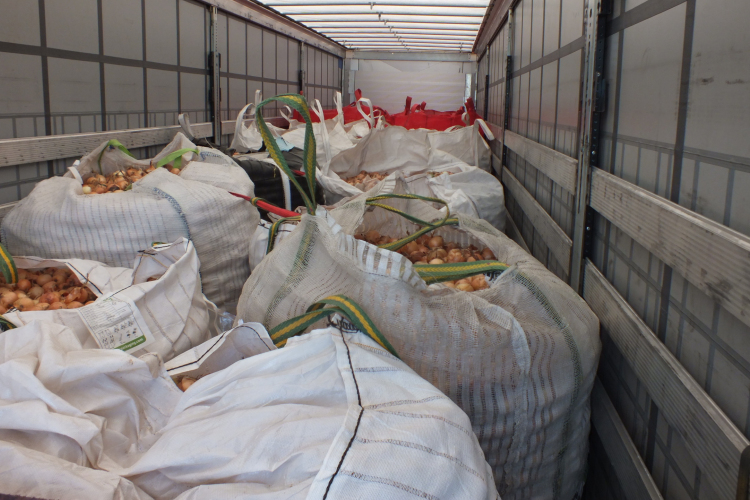 Huszonnégy tonna ismeretlen eredetű élelmiszert iktatott ki a NAV