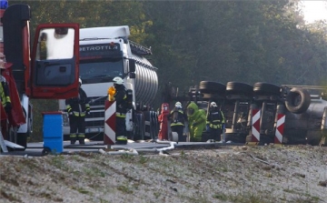 Felborult egy benzolt szállító tartálykocsi a 86-os főúton a Vas megyei Nádasd közelében