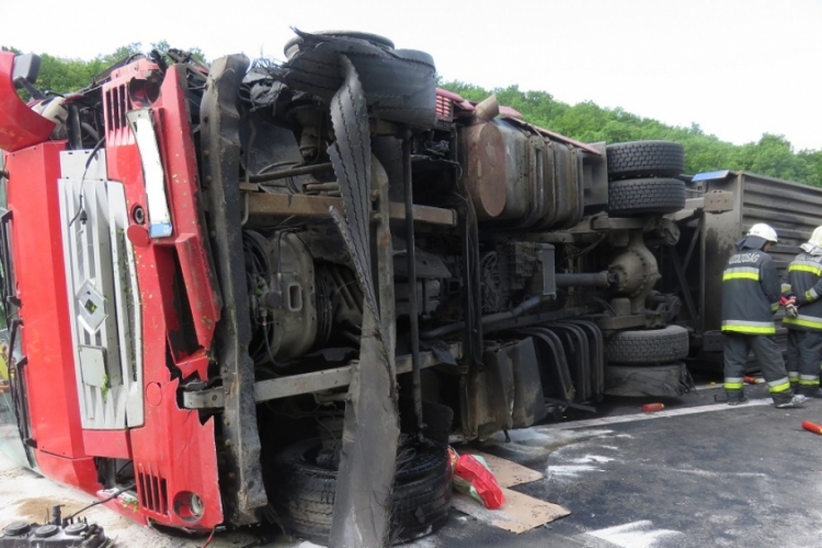 Ketchupot szállító kamion borult fel az M1-es autópályán - videóval!