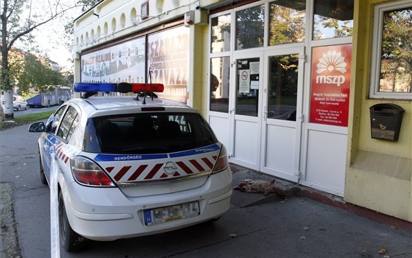 Fenyegető feliratot tettek a miskolci MSZP-iroda előtt parkoló pártautóra