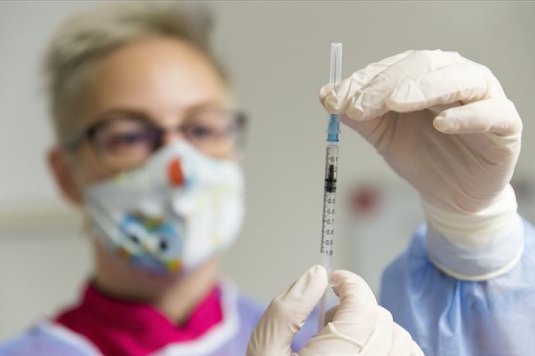 Több mint egymillió adag Pfizer-BioNTech-vakcina érkezett eddig Magyarországra