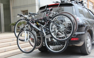 A hátsó rendszám áthelyezhető a kerékpárszállító eszközre