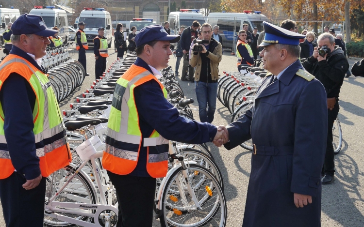 258 Neuzer kerékpárt adott át a polgárőrségnek az ORFK